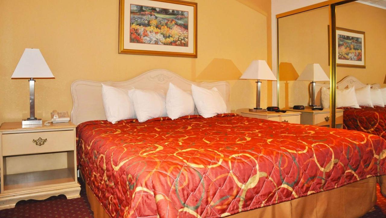 Magnuson East Hotel 3*